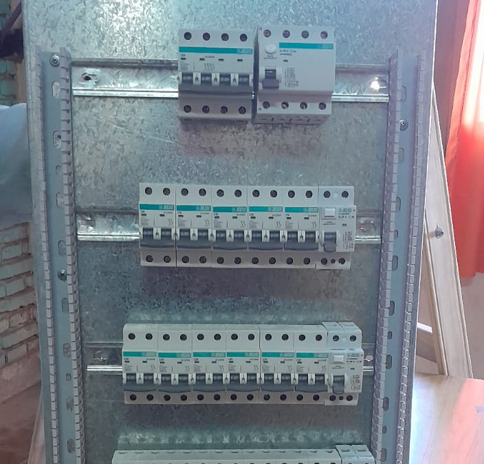 Estamos trabajando en la Escuela de Educación Secundaria N° 10 de Villa Berthet, donde se ejecutan refacciones en varios sectores del edificio, por un presupuesto oficial de $14.286.826,34