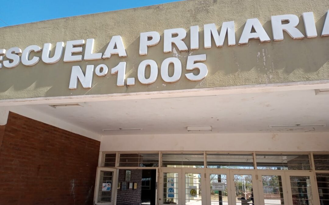 Culminamos los trabajos en la Escuela de Educación Primaria N° 1005 de Charata, donde se concretaron trabajos de albañilería, cubierta de techos, y refacciones de carpintería, pintura e instalación eléctrica e instalación sanitaria.