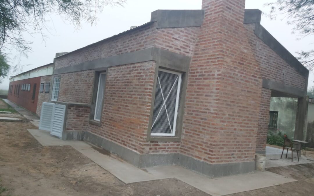Estamos trabajando en la refacción general de las instalaciones, la construcción de una cocina y la pintura de todo el edificio perteneciente a la Escuela Primaria N° 818 de Campo Alemani.