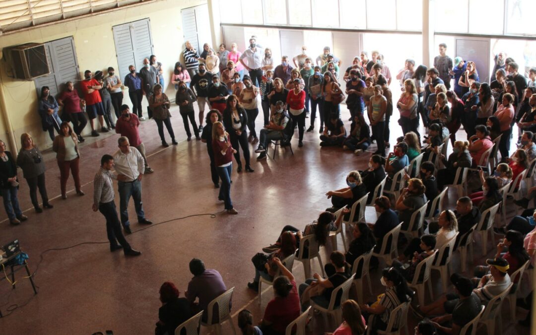 Escuchamos las demandas de la comunidad de la Escuela Normal Sarmiento de Resistencia, donde iniciaremos las obras de refacción integral del establecimiento. Para ello, coordinamos el traslado de los estudiantes para garantizar el cursado de clases.