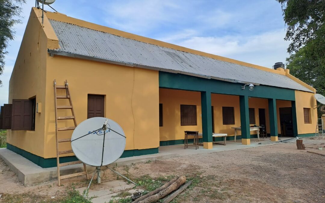 Trabajamos en la Escuela Primaria N° 775 de Puerto Lavalle, donde realizamos trabajos de albañilería, cubierta de techos, cielorrasos, revestimientos, carpintería, y pintura. Además de trabajos en la instalación eléctrica y sanitaria.