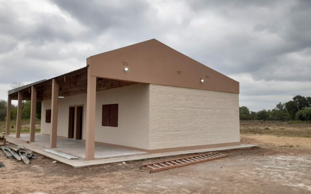 Estamos trabajando en la refacción del edificio escolar del paraje Víboras Blancas, en el área de las instalaciones eléctricas y sanitarias.También se realizan trabajos de carpintería y albañilería. La obra requiere de un presupuesto oficial de $9.999.872,61.