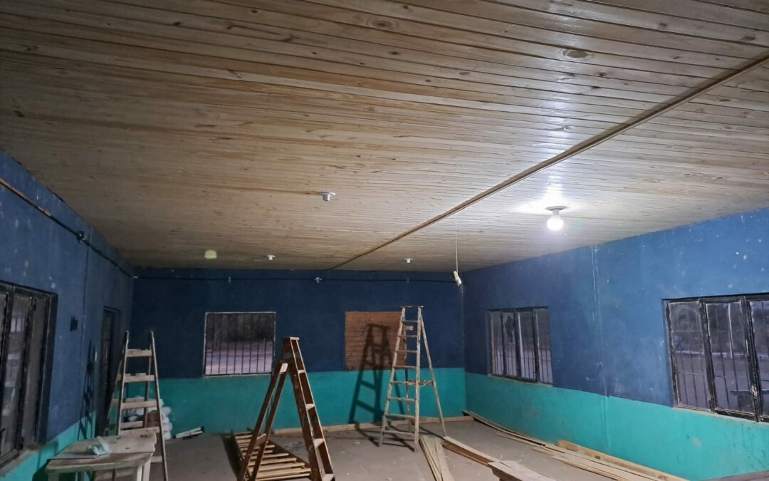Avanzamos con el Anexo de la E.E.P N° 854 en el paraje La Pelole, Villa Rio Bermejito. Se realizan trabajos en los suelos, techos, contrapisos y remodelaciones varias.