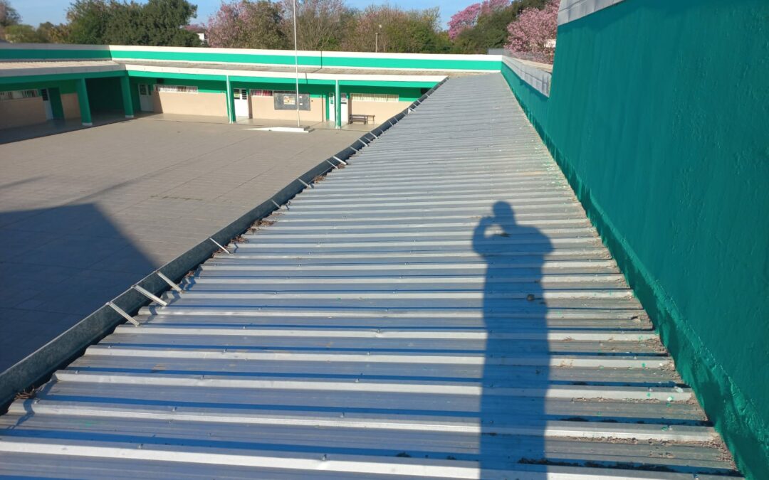 Avanzamos con las refacciones para la E.E.P. N° 460 de la Localidad de Los Frentones, se realizaron trabajos de albañilería, pintura, cubierta de techos, cielorrasos e instalaciones eléctricas y sanitarias.