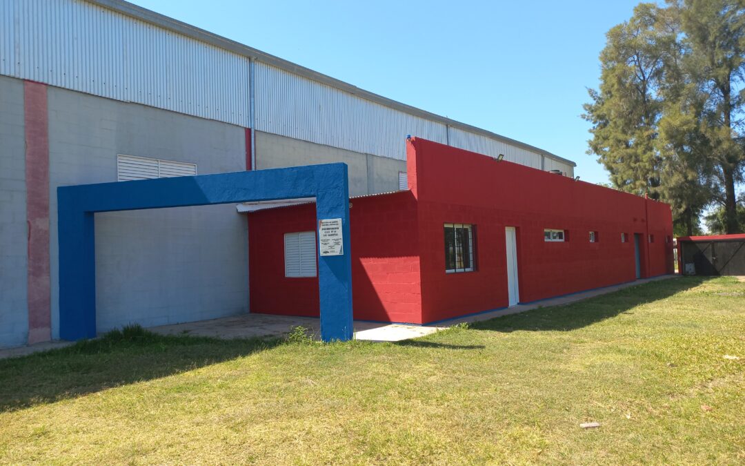 Finalizamos las intervenciones en el C.E.F N° 14 de la localidad de Las Garcitas, se realizaron trabajos de reparaciones en los techos, colocación de cielorraso nuevo, mejoras en las instalaciones eléctricas y pintura general para todo el edificio.