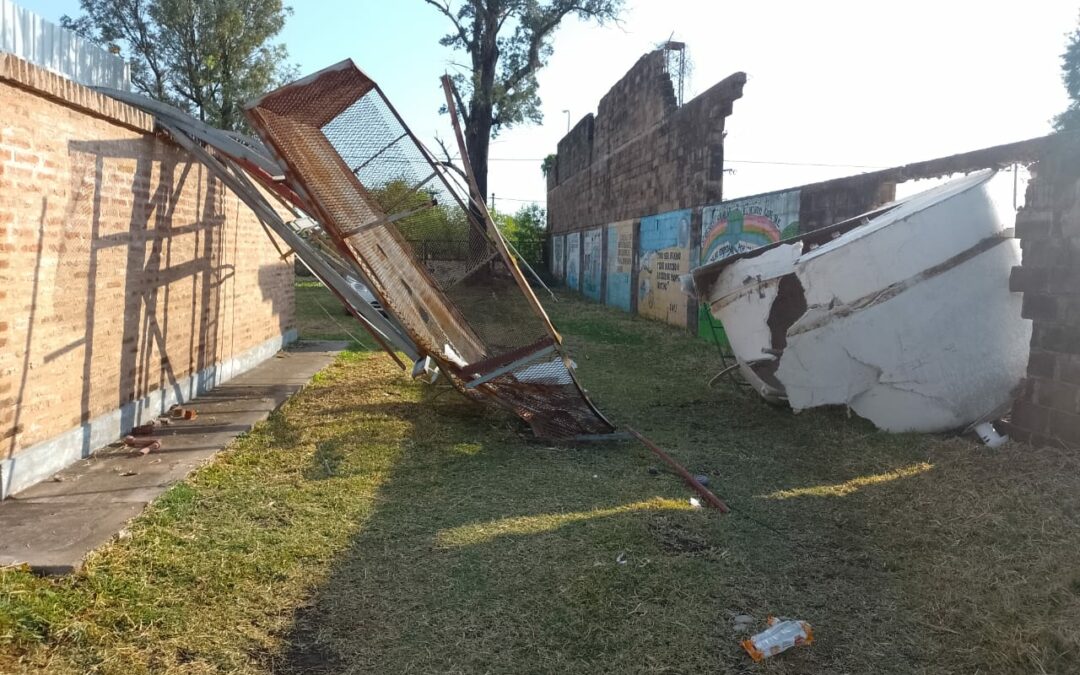 Infraestructura escolar trabaja en escuelas afectadas por la tormenta del día jueves