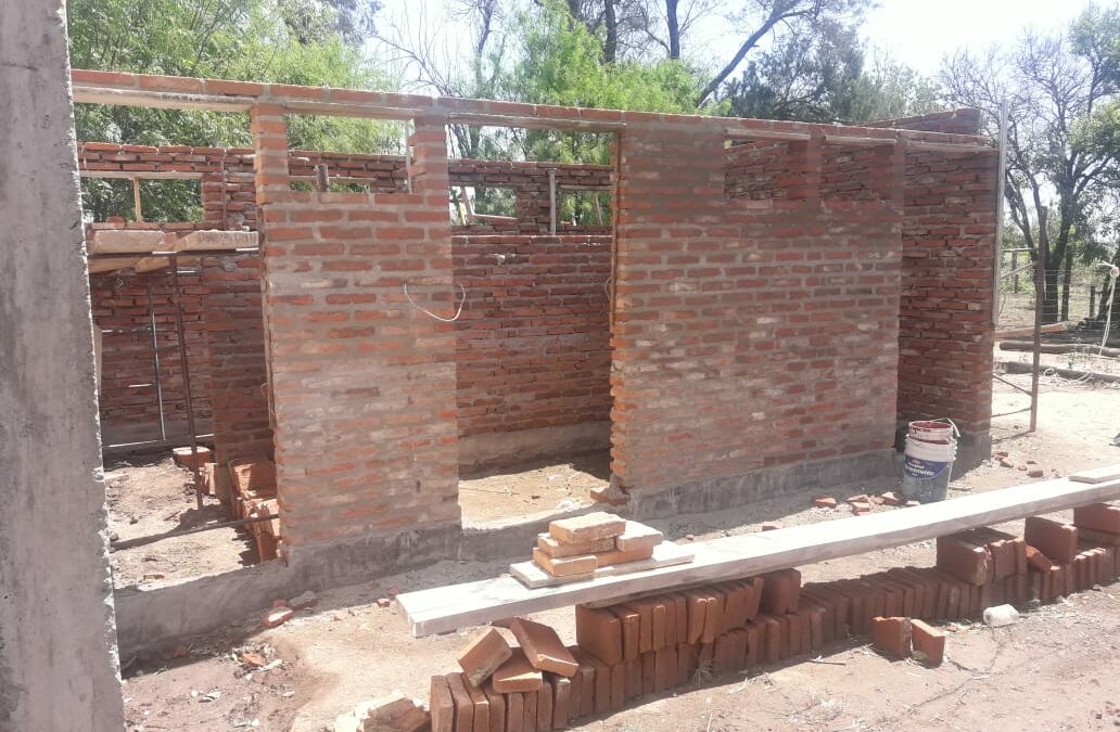 Continuamos avanzando con la construcción de bloques sanitarios nuevos para la E.E.S N° 116 «Ana Bonillo» en la localidad de Roque Sáenz Peña.