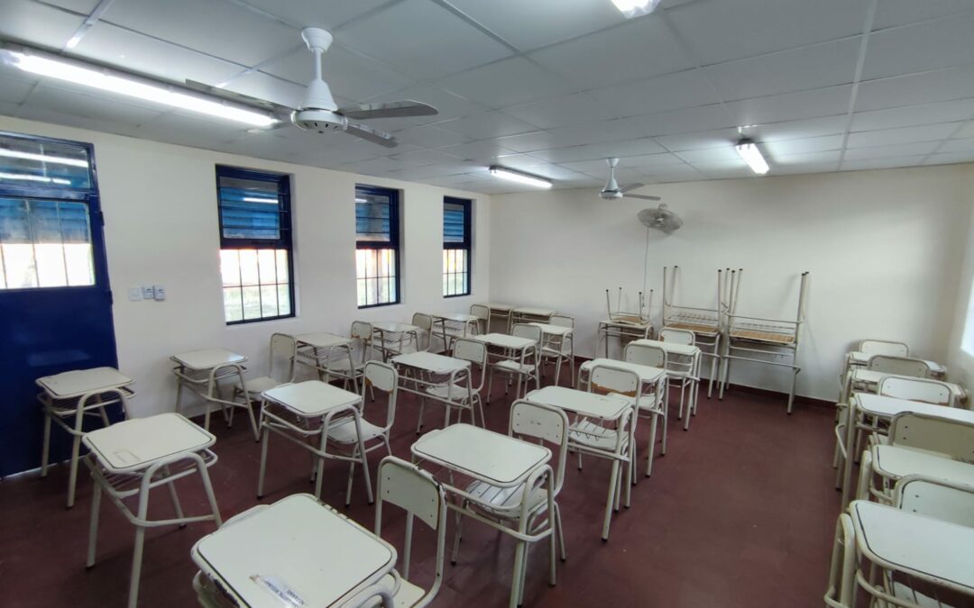 Finalizamos las refacciones para la E.E.P N° 866 en la localidad de Presidencia Roque Sáenz Peña. Se efectuaron arreglos en los pisos, techos, cielorrasos, trabajos de carpintería y pintura.