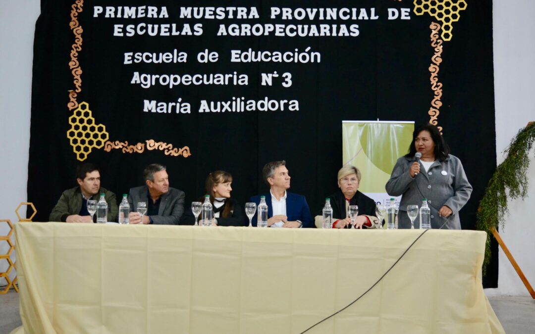 CHARATA: EL GOBERNADOR ZDERO ACOMPAÑÓ HOY LA MUESTRA DE ESCUELAS AGROPECUARIAS Y ENTREGÓ MATERIALES PARA PRODUCCIÓN APÍCOLA