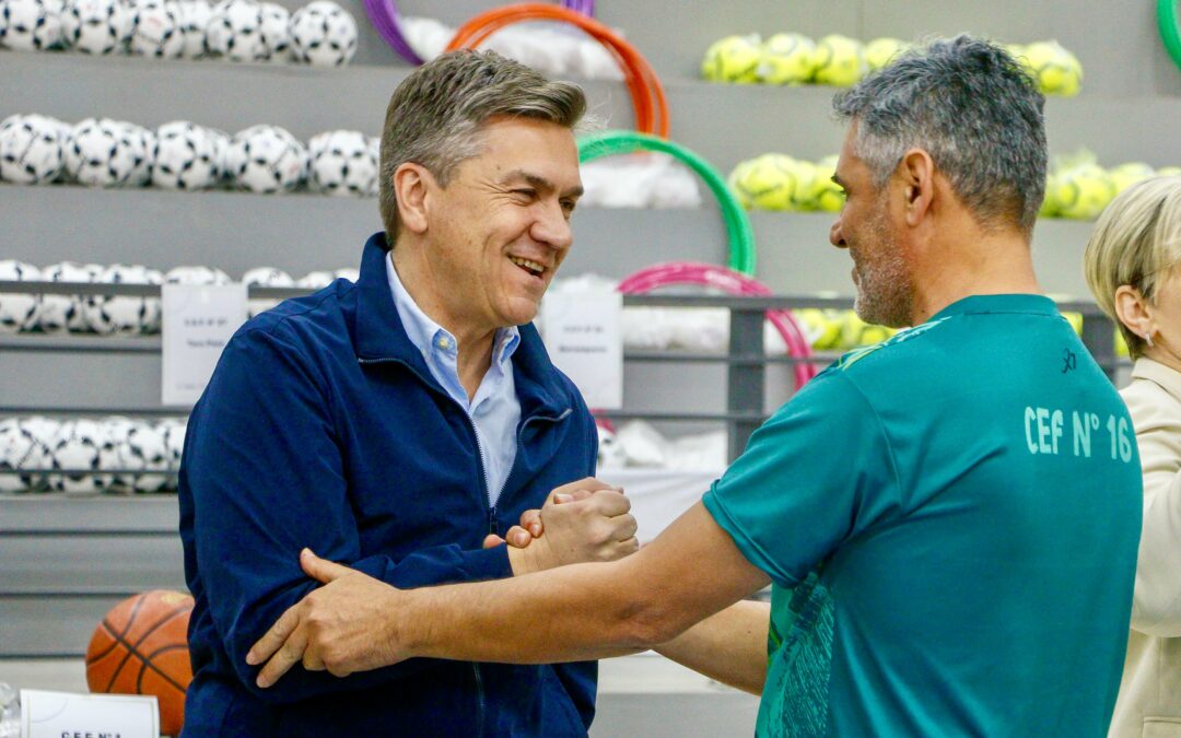 EL GOBIERNO ENTREGÓ ELEMENTOS DEPORTIVOS A LOS 36 CENTROS DE EDUCACIÓN FÍSICA DE LA PROVINCIA
