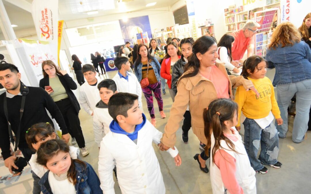 ESTUDIANTES Y DOCENTES YA DISFRUTAN DE LAS PROPUESTAS DEL MINISTERIO DE EDUCACIÓN EN LA FIL CHACO 2024