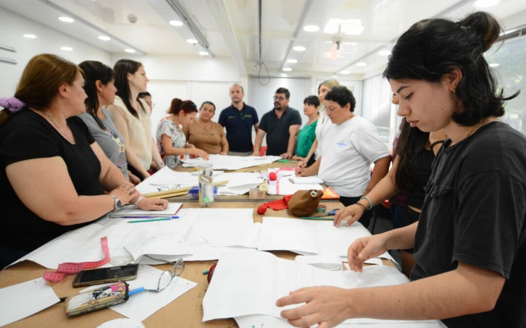 EDUCACIÓN, MUNICIPALIDAD DE RESISTENCIA Y LA UNNE DIERON INICIO AL TALLER DE AUXILIAR TEXTIL 