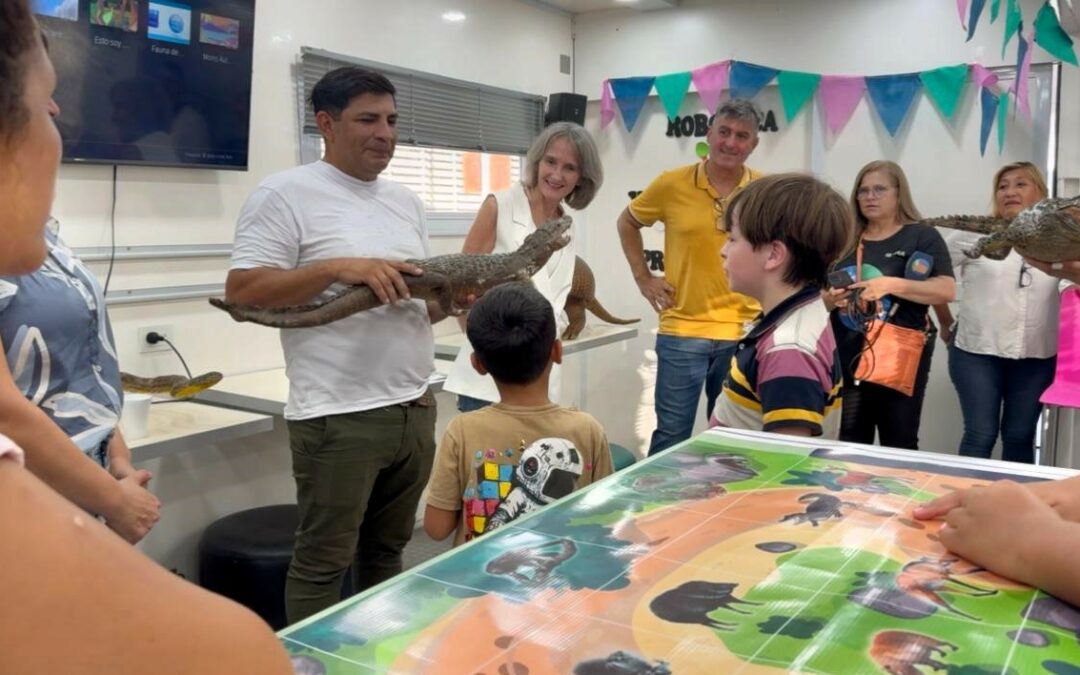 Aprender en Verano: Exitosa exposición del monte chaqueño en el Aula Taller Móvil instalado en la plaza central