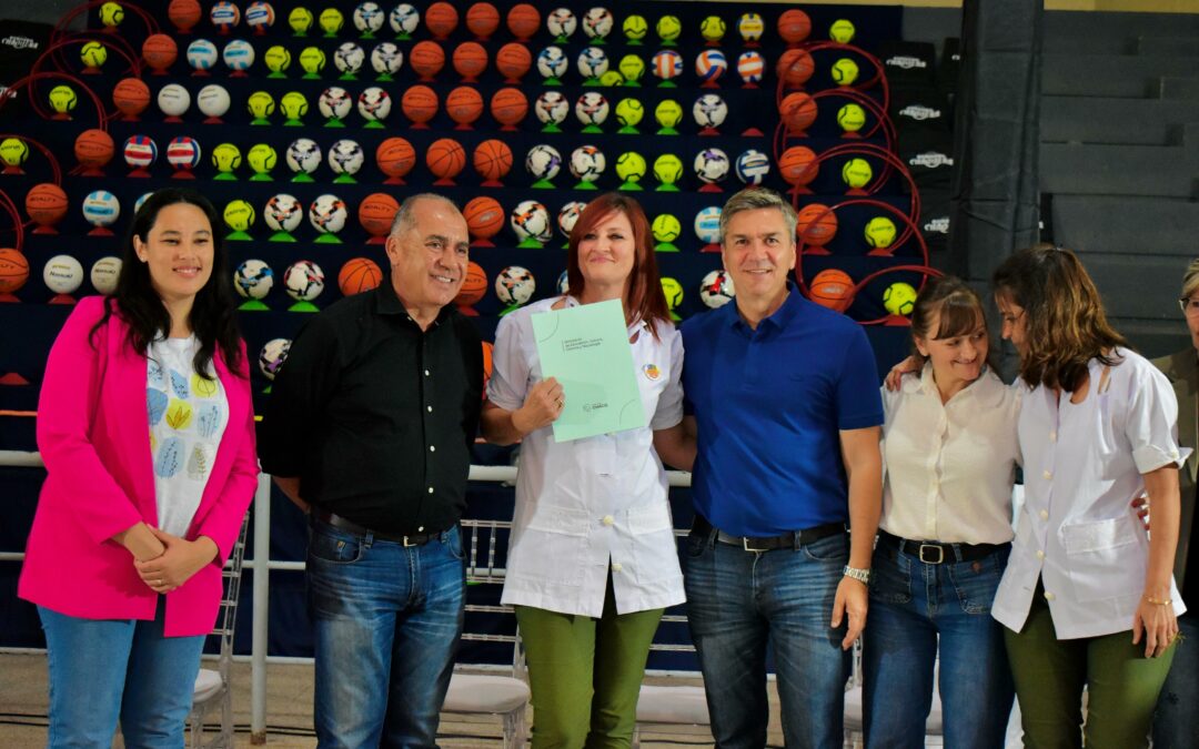 LAS BREÑAS: EL GOBERNADOR ZDERO ENTREGÓ ELEMENTOS DE EDUCACIÓN FÍSICA Y DE COCINA A ESCUELAS DE LA REGIONAL 8