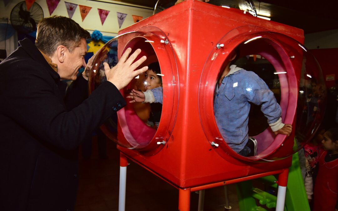 CAPITÁN SOLARI: EL GOBERNADOR ZDERO ENTREGÓ MOBILIARIO PARA EL JARDÍN DE INFANTES 109