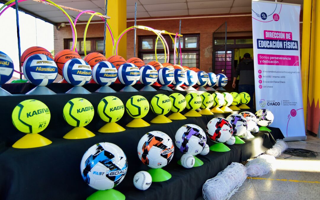 UN ANTES Y UN DESPUÉS PARA EL IMPENETRABLE: EL GOBERNADOR ZDERO ENTREGÓ KITS DE ÚTILES ESCOLARES Y ELEMENTOS DEPORTIVOS PARA ESCUELAS DE LA REGIÓN