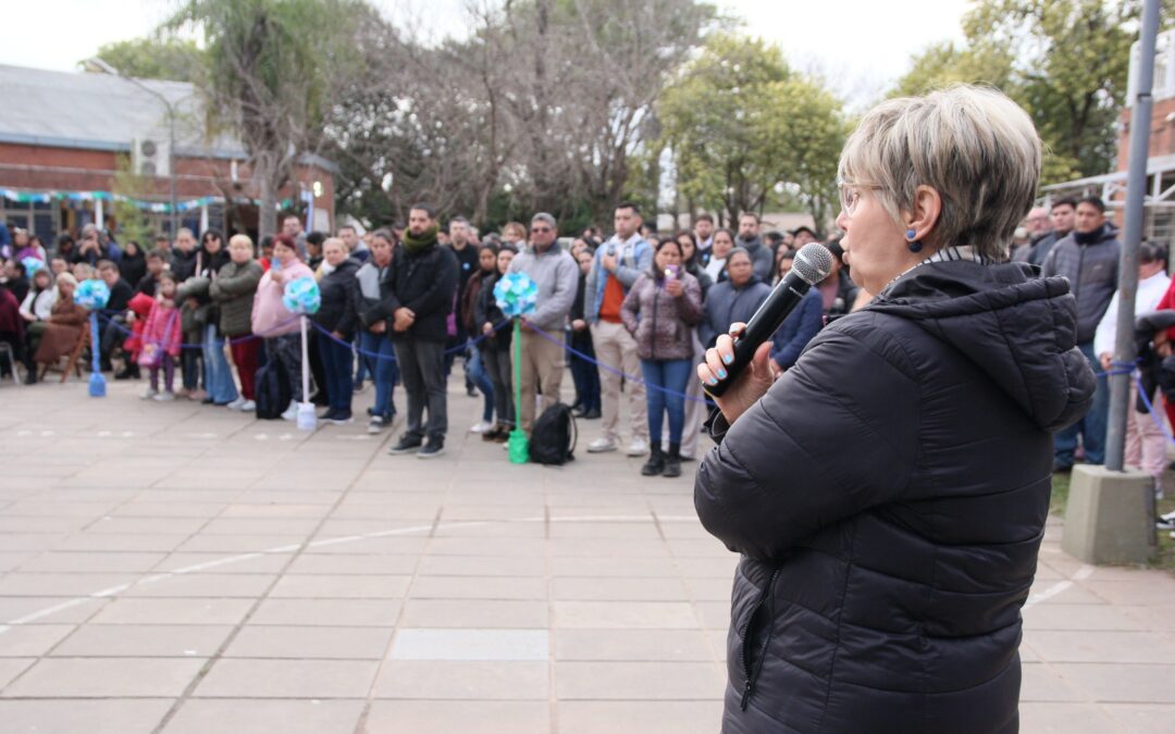 LA MINISTRA NAIDENOFF TOMÓ LA PROMESA DE LEALTAD A LA BANDERA A 140 ESTUDIANTES DE LA EEP Nº 972