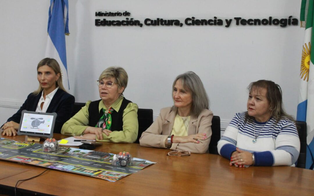 EDUCACIÓN: INICIÓ TALLER SOBRE PROGRAMACIÓN Y ROBÓTICA PARA OPTIMIZAR LA UTILIZACIÓN DE AULAS DIGITALES MÓVILES QUE LLEGARON A JARDINES DE INFANTES 