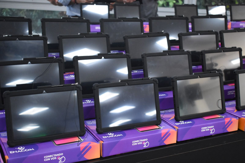 EL GOBERNADOR ZDERO ENTREGÓ LAS PRIMERAS TABLETS DEL PROGRAMA ESCUELAS ALFA EN RED PARA INTENSIFICAR APRENDIZAJES EN LECTURA Y ESCRITURA