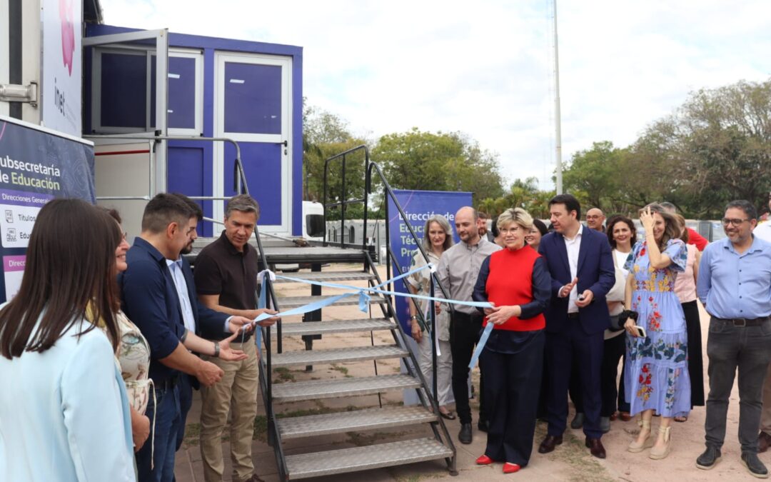 Educación presentó el Aula Taller Móvil “Saberes Digitales” en la Bienal 2026