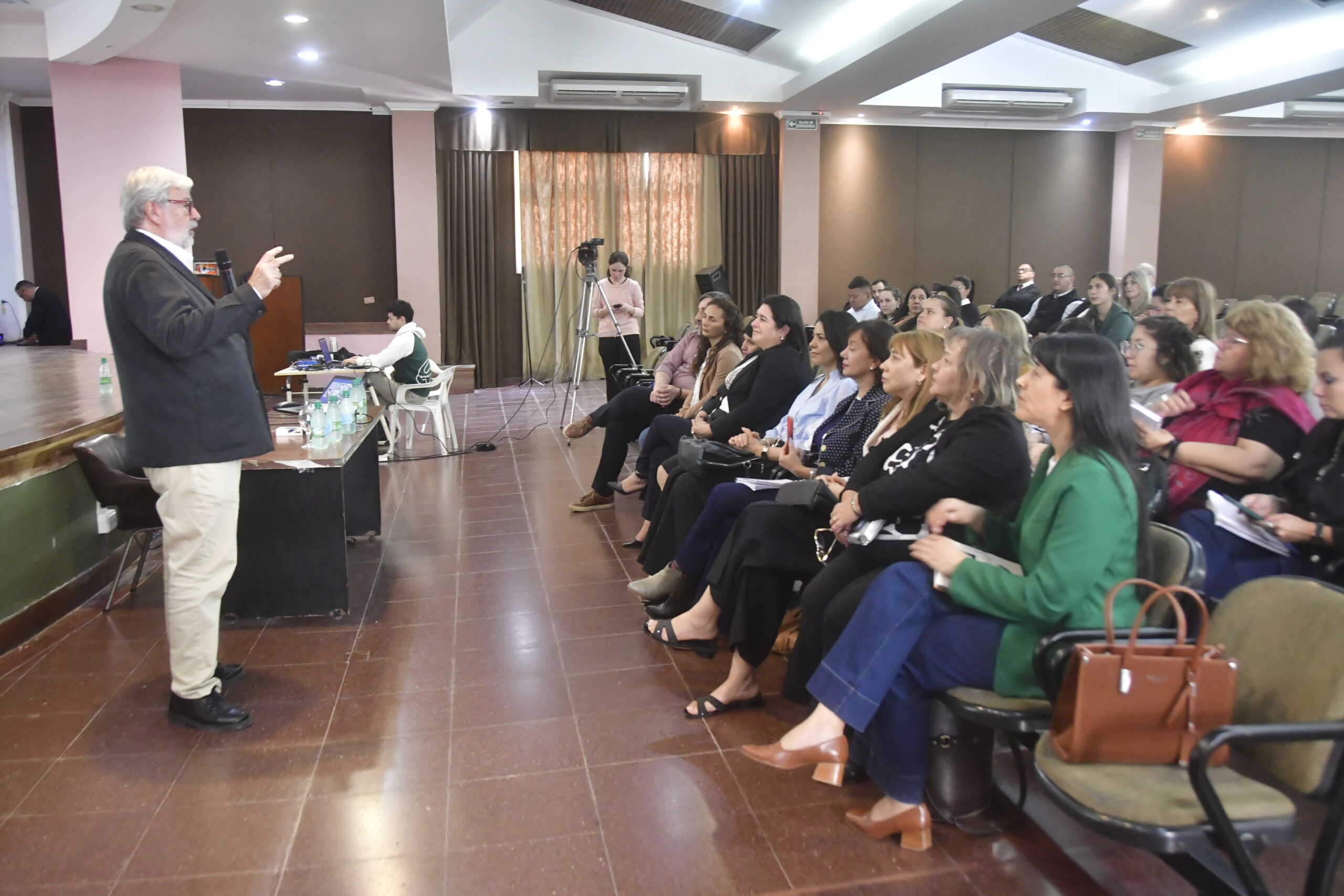 Junto al especialista Pepe Menéndez, directivos y supervisores reflexionaron sobre la transformación educativa del Nivel Secundario
